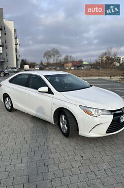 Седан Toyota Camry 2015 в Пустомитах