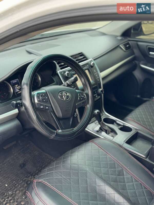 Седан Toyota Camry 2016 в Новых Петровцах