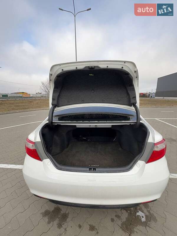 Седан Toyota Camry 2016 в Новых Петровцах