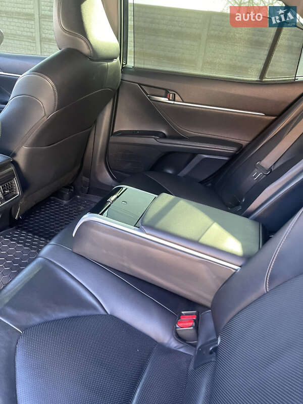 Седан Toyota Camry 2017 в Харькове