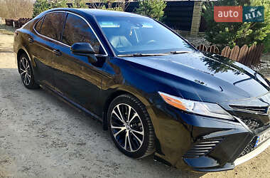 Седан Toyota Camry 2019 в Києві