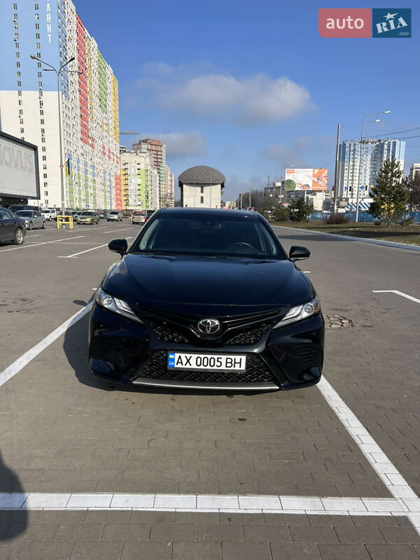 Седан Toyota Camry 2018 в Киеве