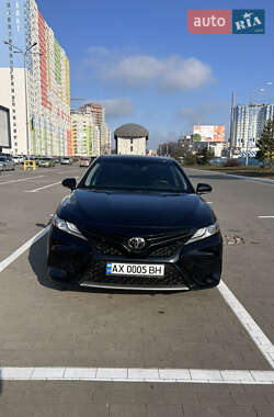 Седан Toyota Camry 2018 в Киеве