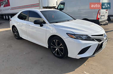 Седан Toyota Camry 2017 в Киеве