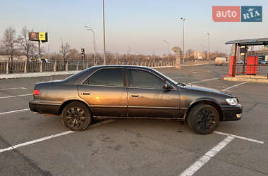 Седан Toyota Camry 2000 в Києві