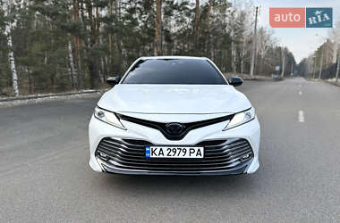 Седан Toyota Camry 2019 в Киеве