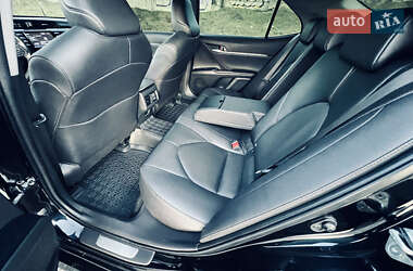 Седан Toyota Camry 2018 в Киеве