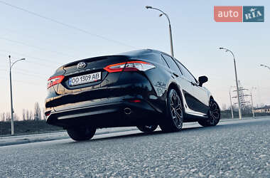 Седан Toyota Camry 2018 в Киеве
