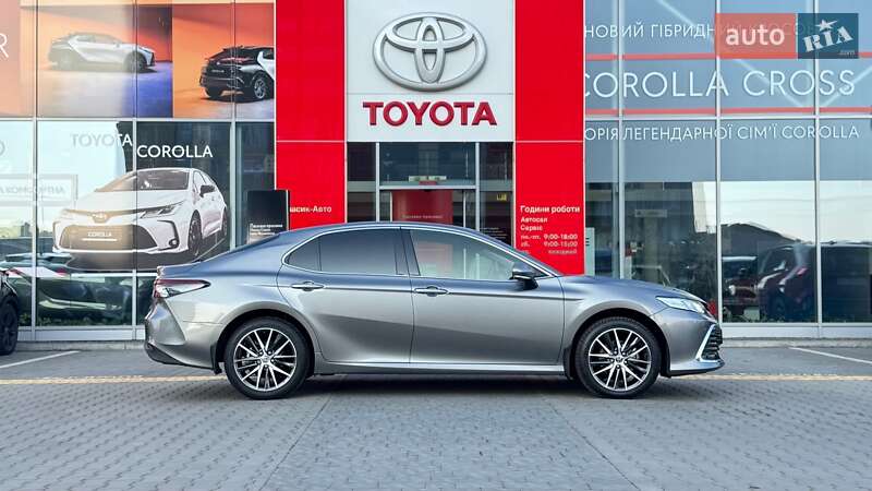 Седан Toyota Camry 2023 в Івано-Франківську