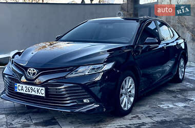 Седан Toyota Camry 2019 в Киеве