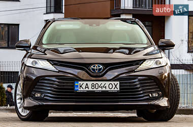 Седан Toyota Camry 2019 в Львове