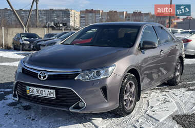 Седан Toyota Camry 2016 в Ровно