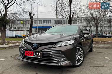 Седан Toyota Camry 2019 в Киеве