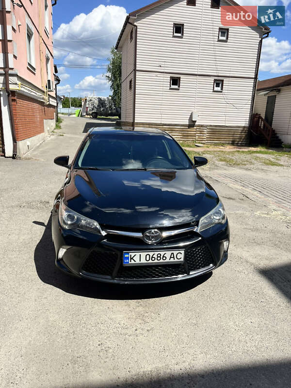 Седан Toyota Camry 2016 в Киеве
