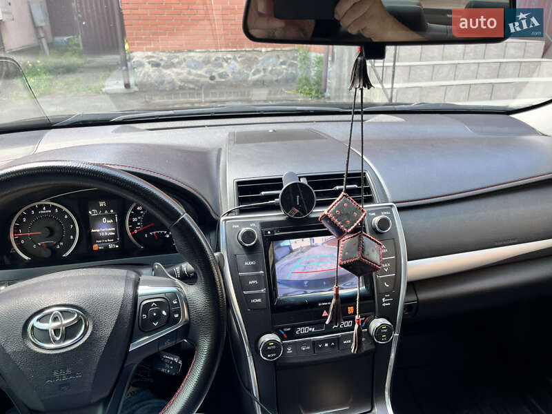 Седан Toyota Camry 2016 в Киеве