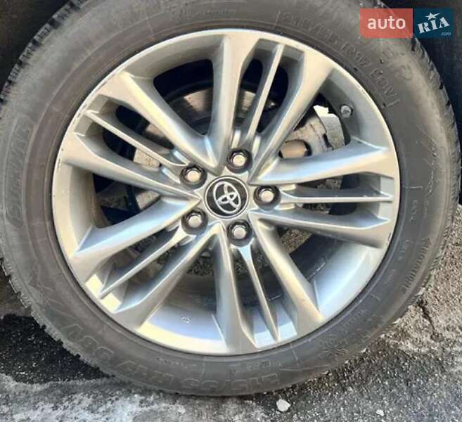 Седан Toyota Camry 2015 в Львове