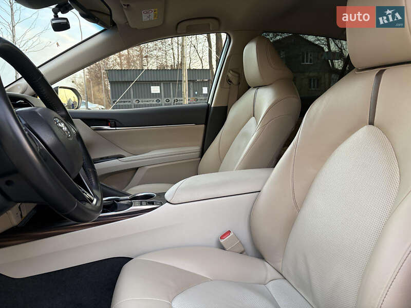 Седан Toyota Camry 2019 в Киеве