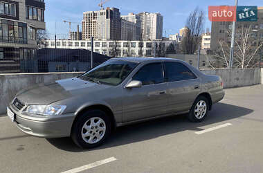 Седан Toyota Camry 2001 в Киеве