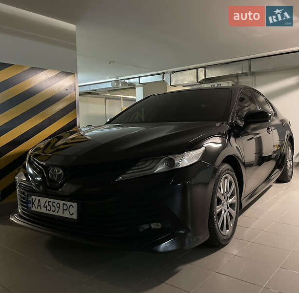 Седан Toyota Camry 2018 в Киеве