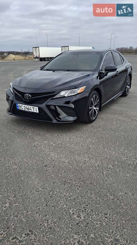Седан Toyota Camry 2018 в Киеве