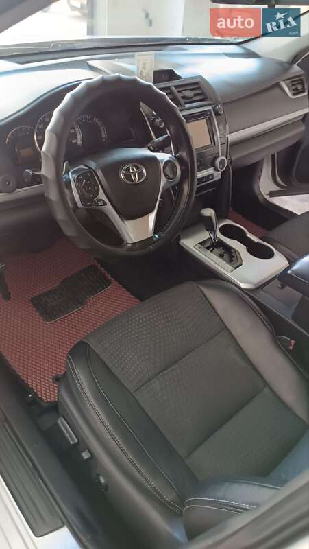Седан Toyota Camry 2014 в Чернівцях