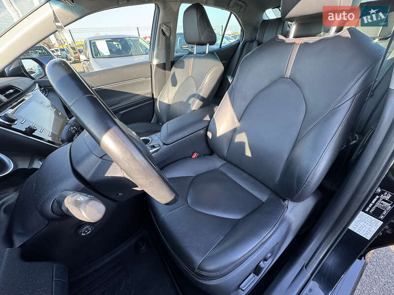 Седан Toyota Camry 2019 в Киеве