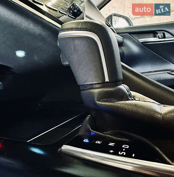 Седан Toyota Camry 2019 в Днепре