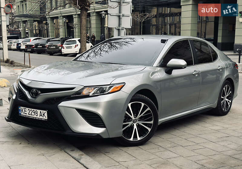 Седан Toyota Camry 2019 в Днепре
