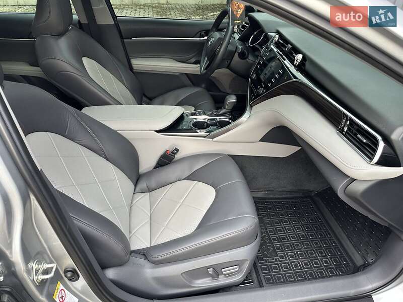 Седан Toyota Camry 2018 в Харкові