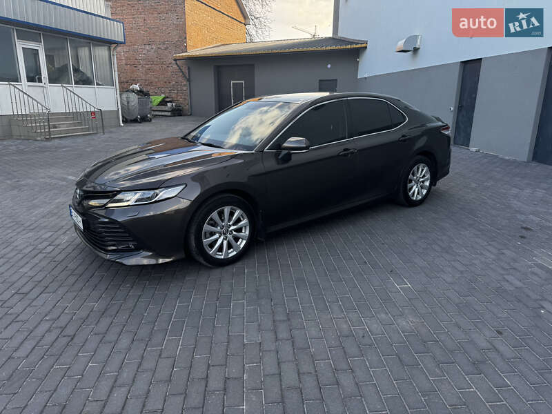 Седан Toyota Camry 2019 в Хмельницькому