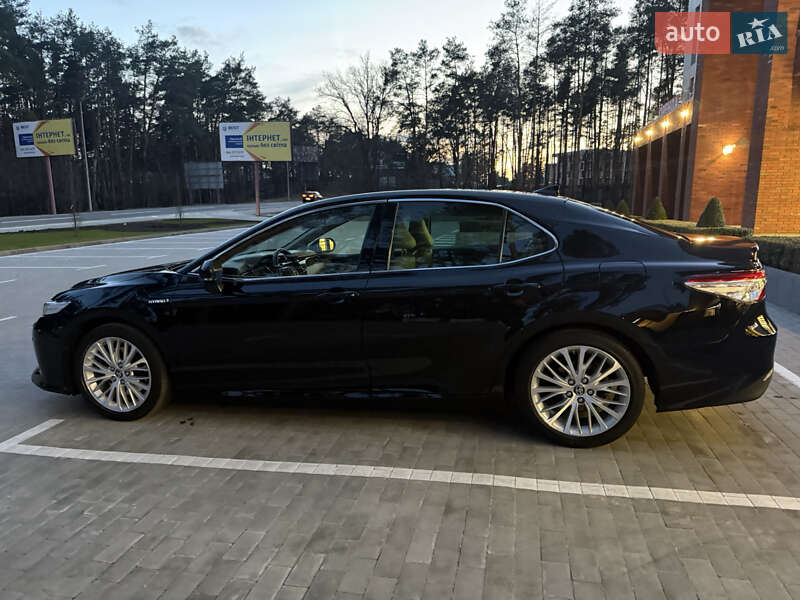 Седан Toyota Camry 2020 в Ирпене