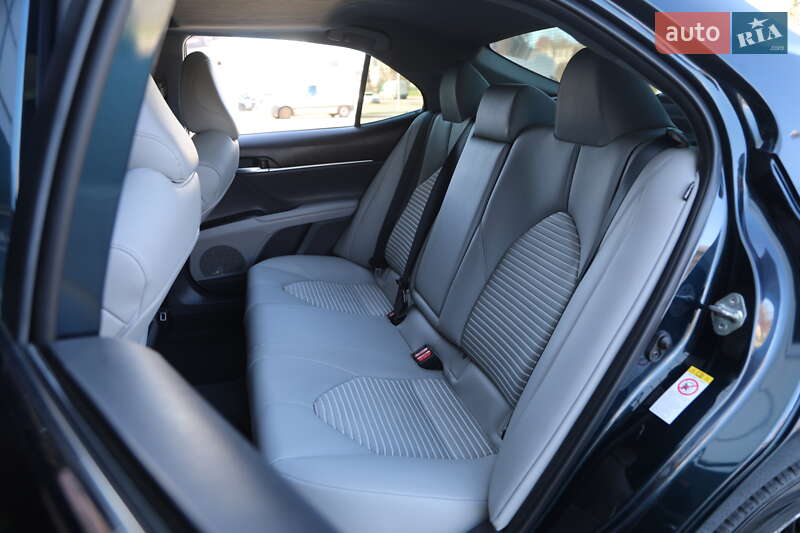 Седан Toyota Camry 2018 в Харькове