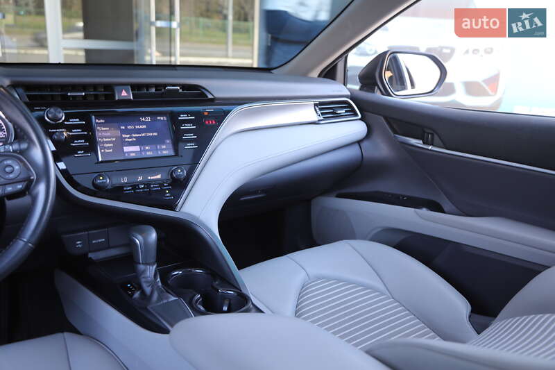 Седан Toyota Camry 2018 в Харькове
