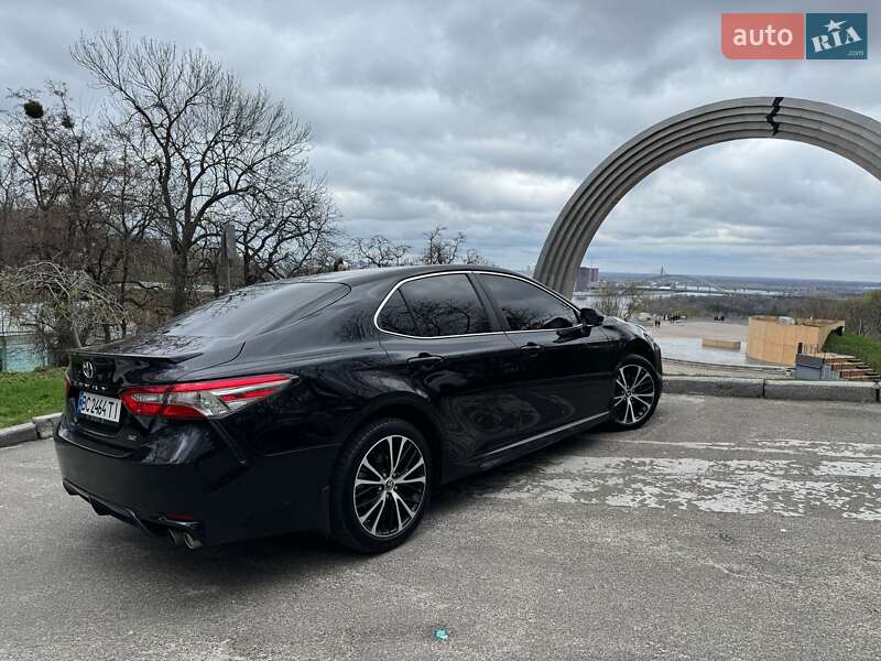 Седан Toyota Camry 2018 в Киеве