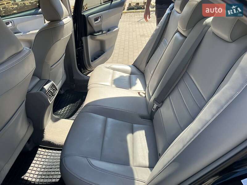 Седан Toyota Camry 2015 в Сумах