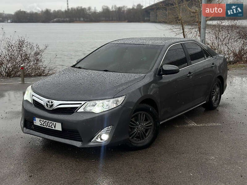 Седан Toyota Camry 2013 в Києві