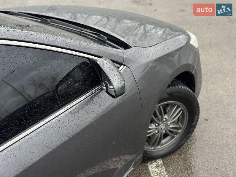 Седан Toyota Camry 2013 в Києві