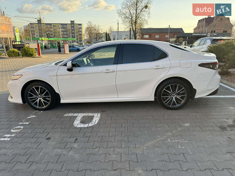 Седан Toyota Camry 2022 в Хмельницком