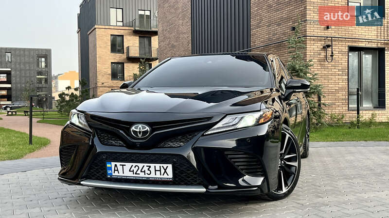 Седан Toyota Camry 2017 в Івано-Франківську