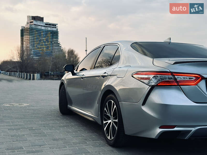 Седан Toyota Camry 2019 в Днепре