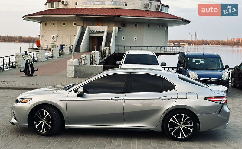 Седан Toyota Camry 2019 в Днепре