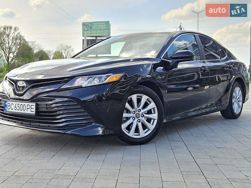 Седан Toyota Camry 2019 в Львові