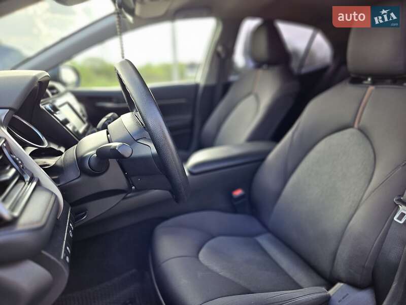 Седан Toyota Camry 2019 в Львові