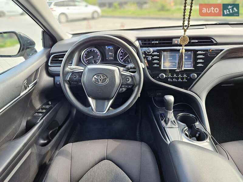 Седан Toyota Camry 2019 в Львові