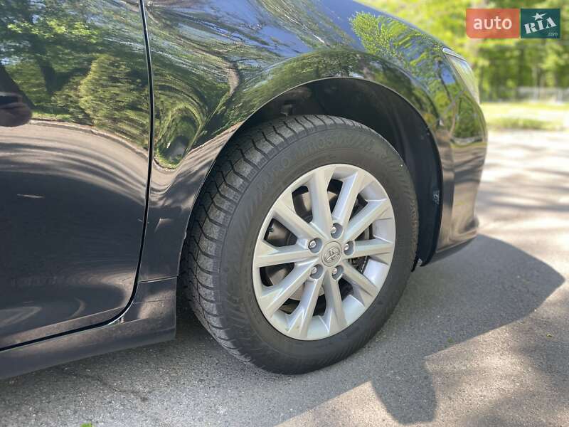 Седан Toyota Camry 2015 в Виннице