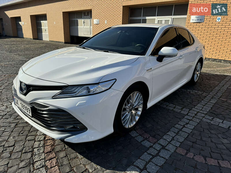 Седан Toyota Camry 2019 в Луцьку