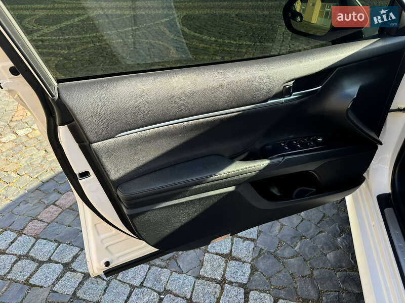 Седан Toyota Camry 2019 в Луцьку