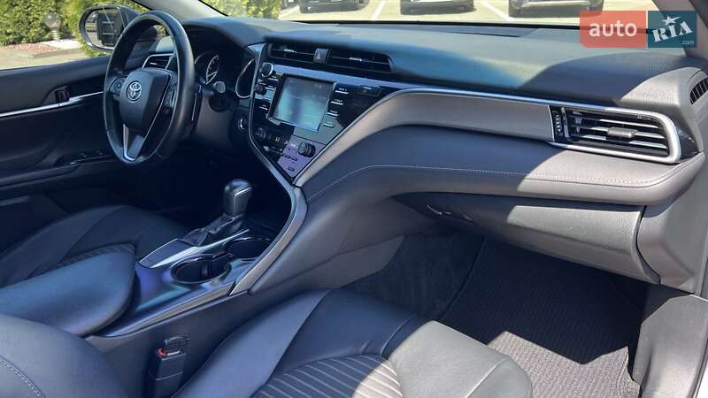 Седан Toyota Camry 2017 в Хмельницком