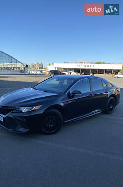 Седан Toyota Camry 2019 в Киеве