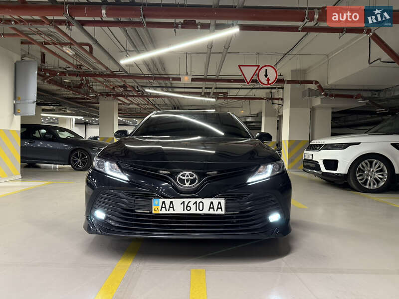 Седан Toyota Camry 2018 в Киеве